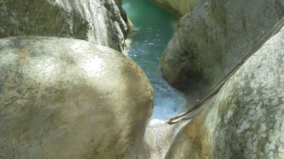 passage d’accès à la cascade, équipé d'une corde à nœuds.