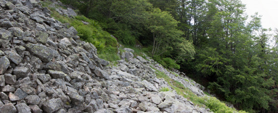 Passage dans un pierrier