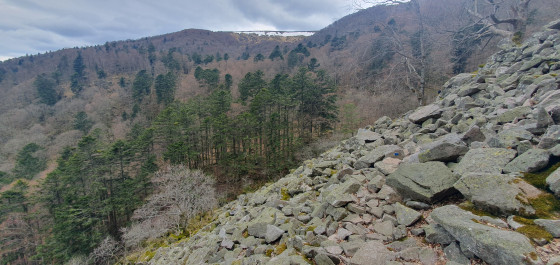 Passage dans les rochers