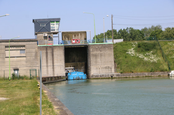 Passage de péniches dans l\'écluse