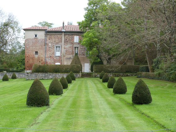 Passage devant l'Abbaye de Combelongue