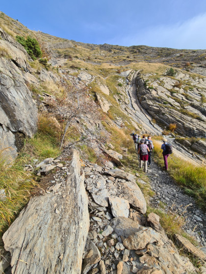 passage entre des formes rocheuses tourmentées