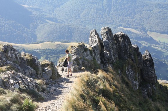 Passage entre des rochers lors de la descente