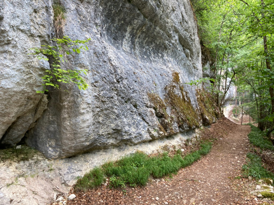 Passage le long de la falaise
