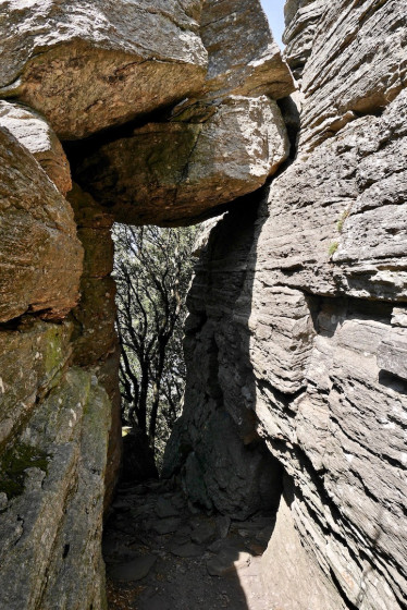 Passage naturel sous des rochers.