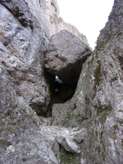passage sous les blocs de pierre
