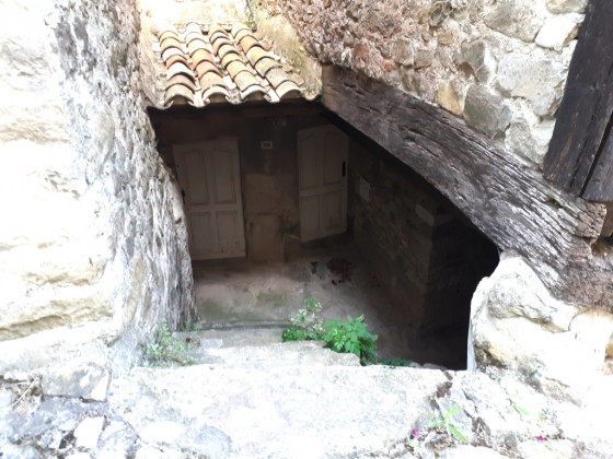 Passage sous les maisons.