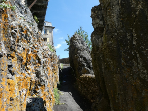 Passage taillé dans la roche