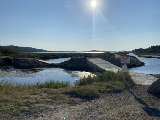 Passerelle à gué vers l'étang de Gruissan