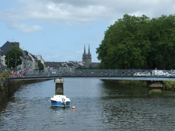 Passerelle du Cap Horn sur fond des flèches de la cathédrale
