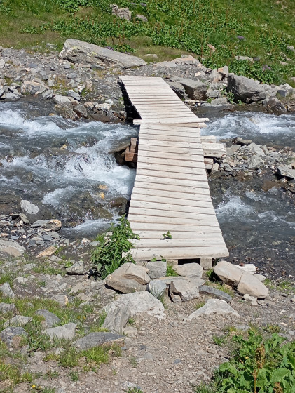 Passerelle franchissant le Goléon