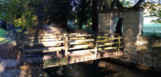 Passerelle sur la Dive