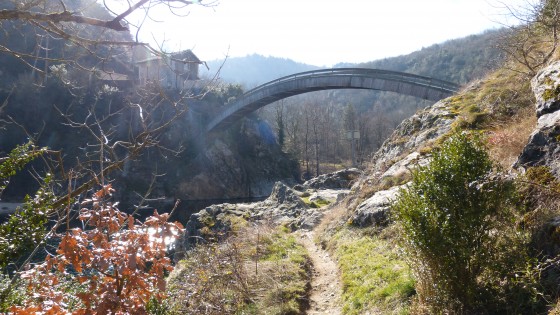 Passerelle sur le Doux et maisonnette de Clauzel