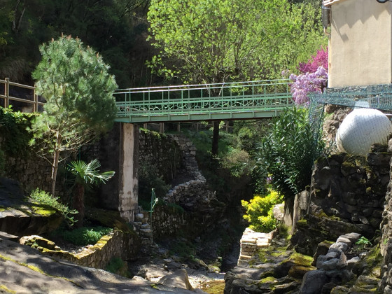 Passerelle sur le ruisseau de Saint-Georges.