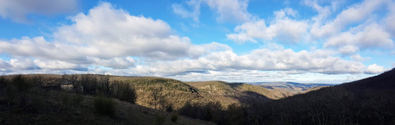 Paysage de collines et de ruines