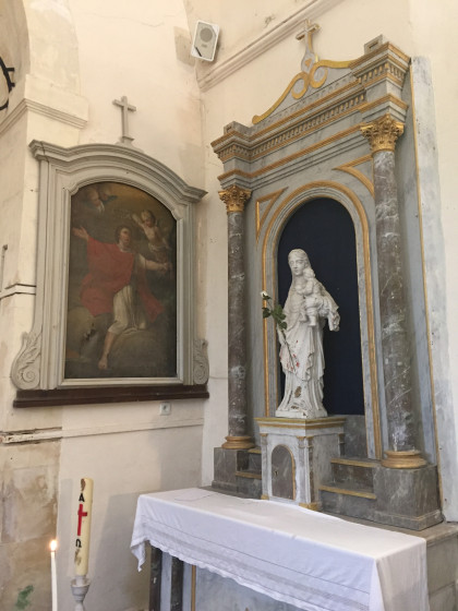 Peinture et statue dans un angle