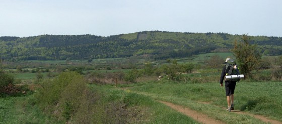 Pèlerin avançant sur le chemin de Saint-Jacques