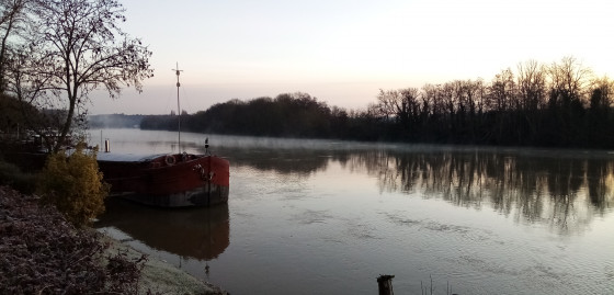 Péniche amarée