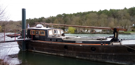 Péniche ancienne amarée