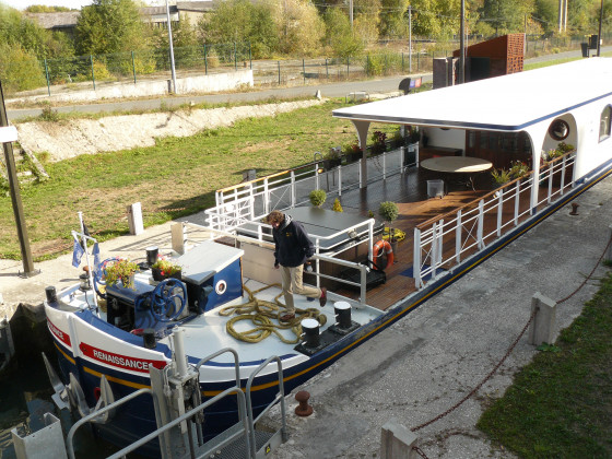 Péniche dans l\'écluse