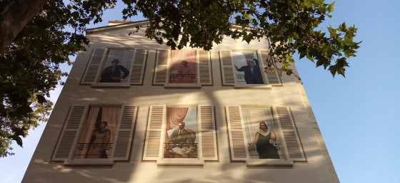 Personnages aux fen&ecirc;tres