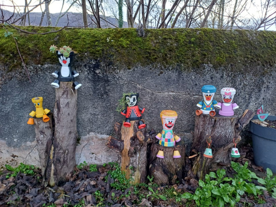 Personnages en pots de fleurs &agrave; Ilhat