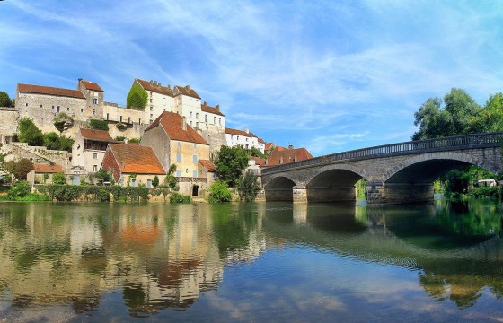 Pesmes, son château et le pont sur l'Ognon.