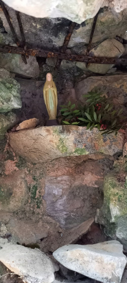 Petie vierge sous la statue de la Vierge