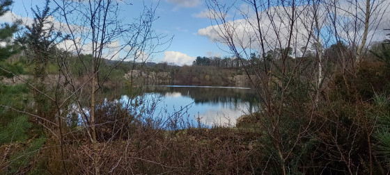 petit lac formé dans le creux d une ancienne carrière