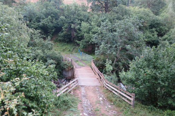 Petit pont en contrebas pour franchir la Nogera Pallaresa