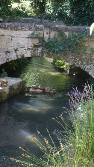 Petit pont surplombé d\'une maison