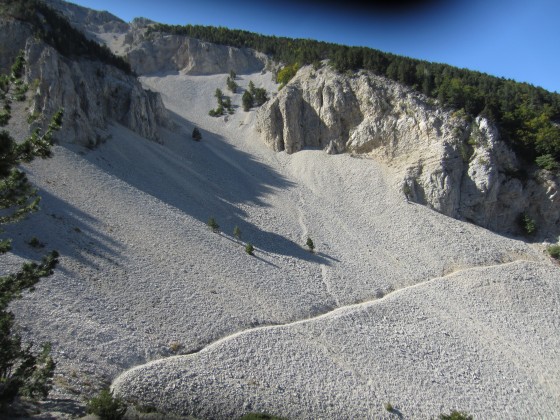 Petit sentier sur une belle combe