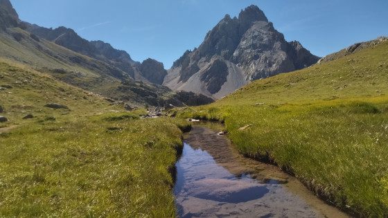 Petit torrent et en arrière plan le Meyna