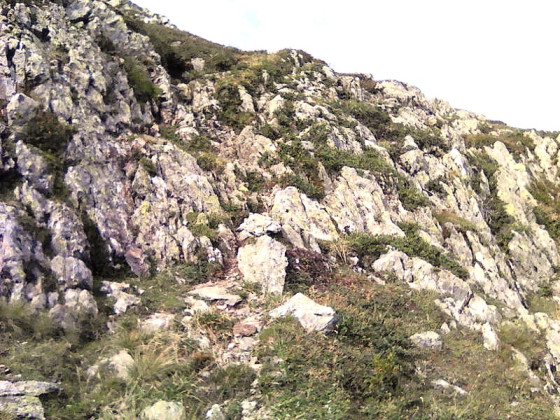 Petite arête rocheuse avant le collet