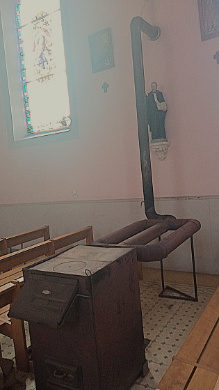 Petite église et son vieux fourneau