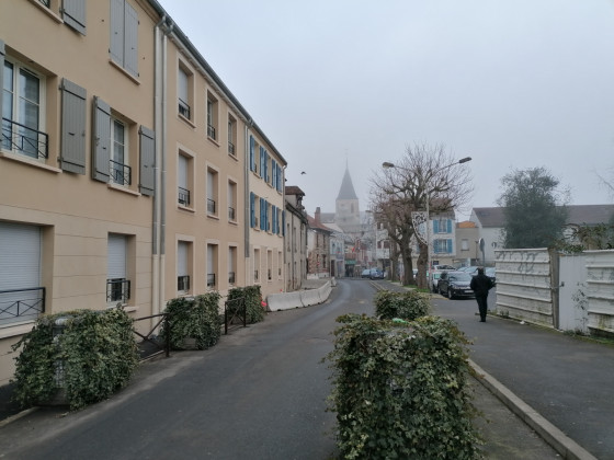 Peu après l'église