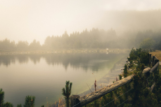 Photo du lac, sous la brume