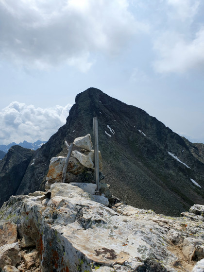 Pic d\'Arriel et cairn sommital du Petit Pic d\'Arriel (2659m)