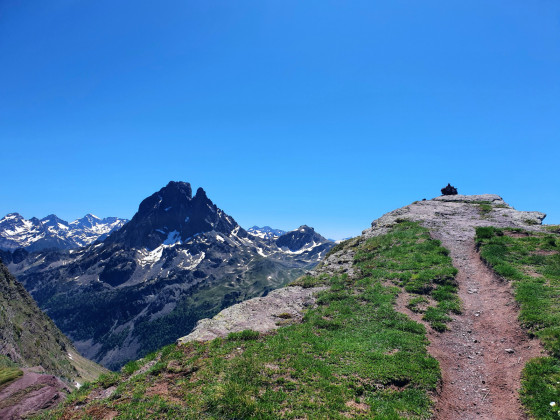 Pic du Midi d\'Ossau et cairn sommital du Pic d\'Ayous