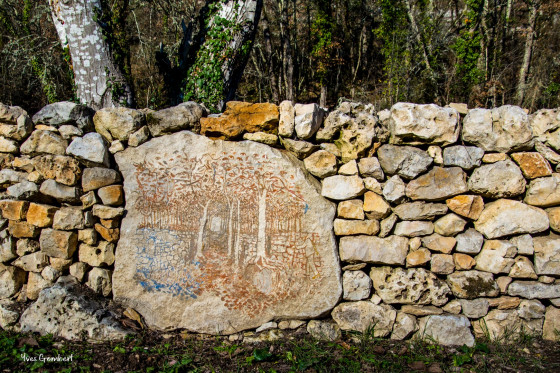 Pierre peinte près du lavoir d'Ourtriols