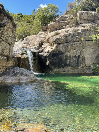 Piscine d’eau douce avec cascade