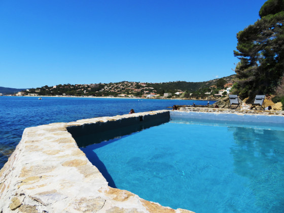 Piscine privée sur le bord du sentier