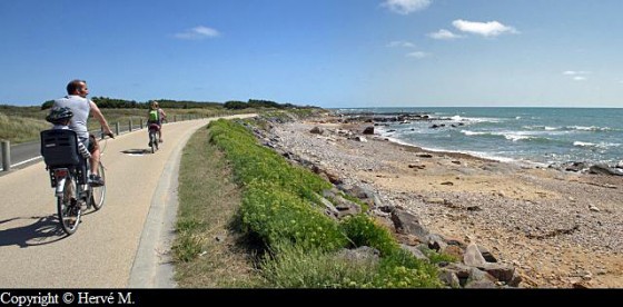 Piste cyclable le long de la mer