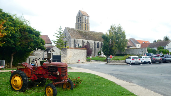 Place centrale et église de Mondeville