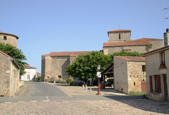 Place de l' &eacute;glise de Puybelliard