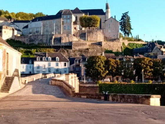 Place de La Lib&eacute;ration avec vue sur la vieille ville de Terrasson Lavilledieu