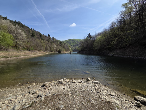 Plage au fond de la boucle du lac