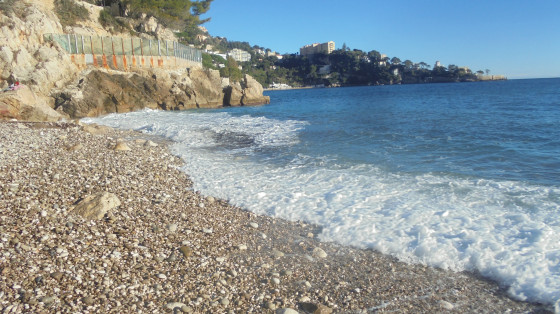 Plage de Saint-Laurent d\'Eze, en arrière plan le cap et la plage de la Mala.