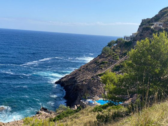 Plage en contrebas avec piscine priv&eacute;e