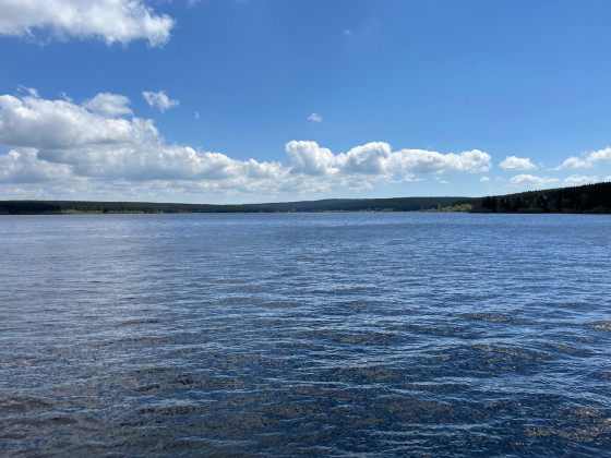 Plan large du lac au départ